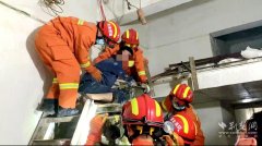 男子手臂被卷进拌面机 赤壁消防员紧急施救